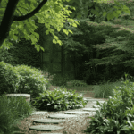 Feng-Shui-Garten mit harmonischer Wegeführung, rundem Sitzplatz und grüner Tür im Hintergrund – Symbol für Ruhe, Balance und natürliche Ordnung.