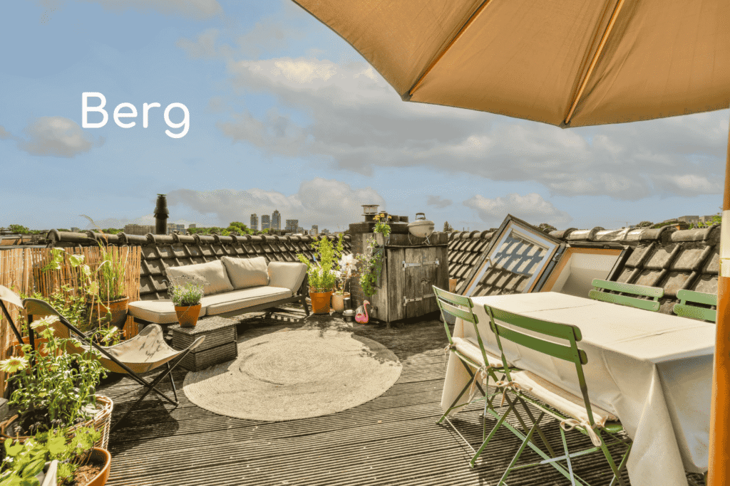 Eine möblierte Dachterrasse mit Blick über die Silhouette einer Stadt.