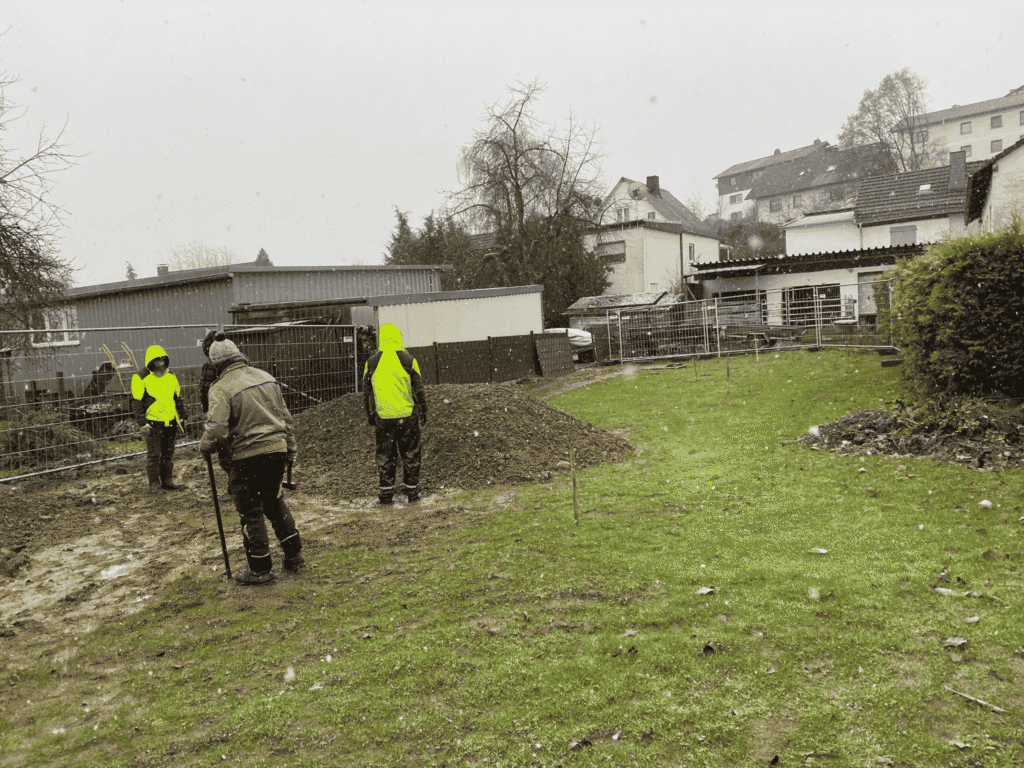 Team bei der Bodenvorbereitung für den Garten des Ursprungs auf dem Nouvabrik-Gelände in Holzhausen, Ende 2023.