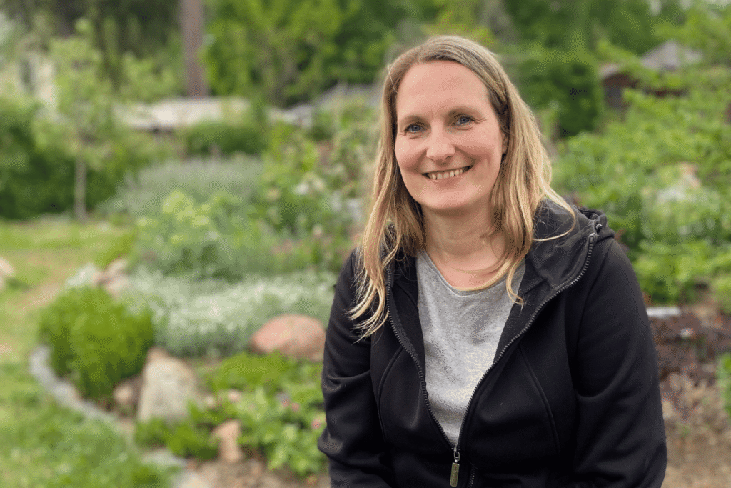 Manuela Strauß in ihrem Garten in Fredersdorf-Vogelsdorf