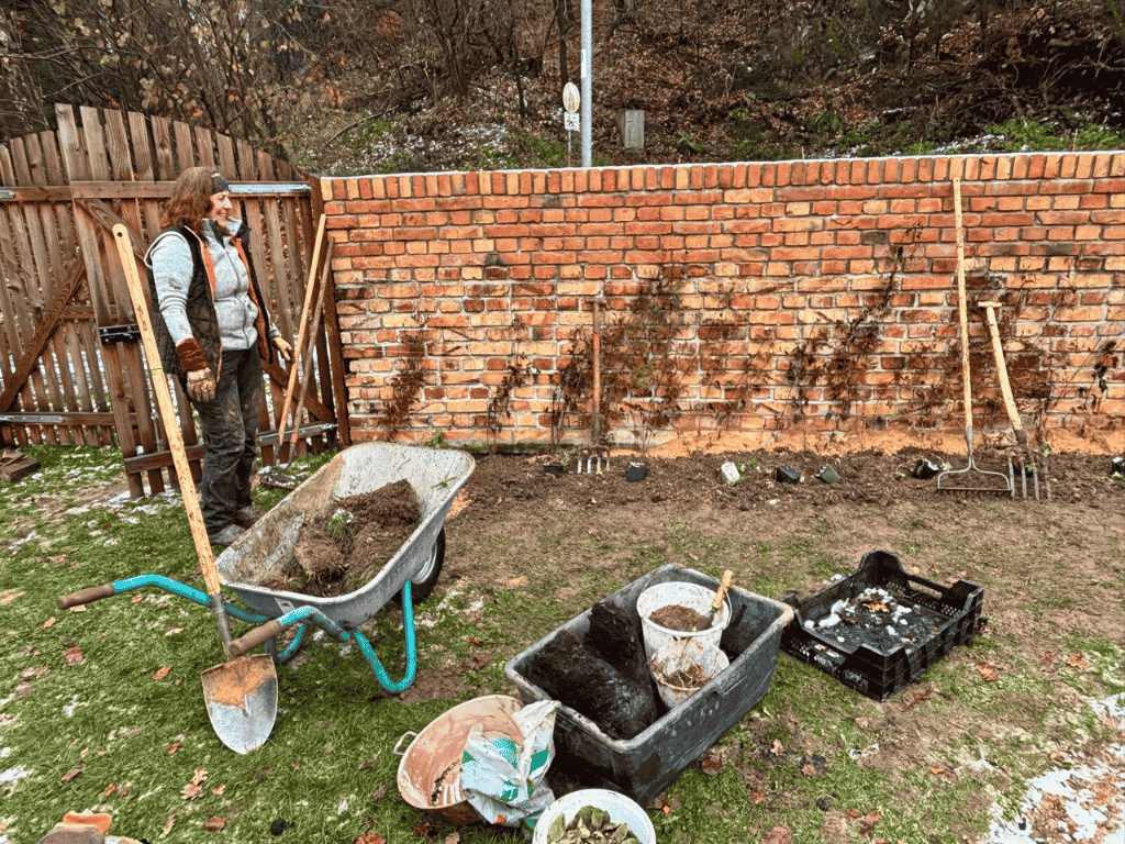 Gartengestalterin Sadhana Kraus auf einer Baustelle im GaLaBau