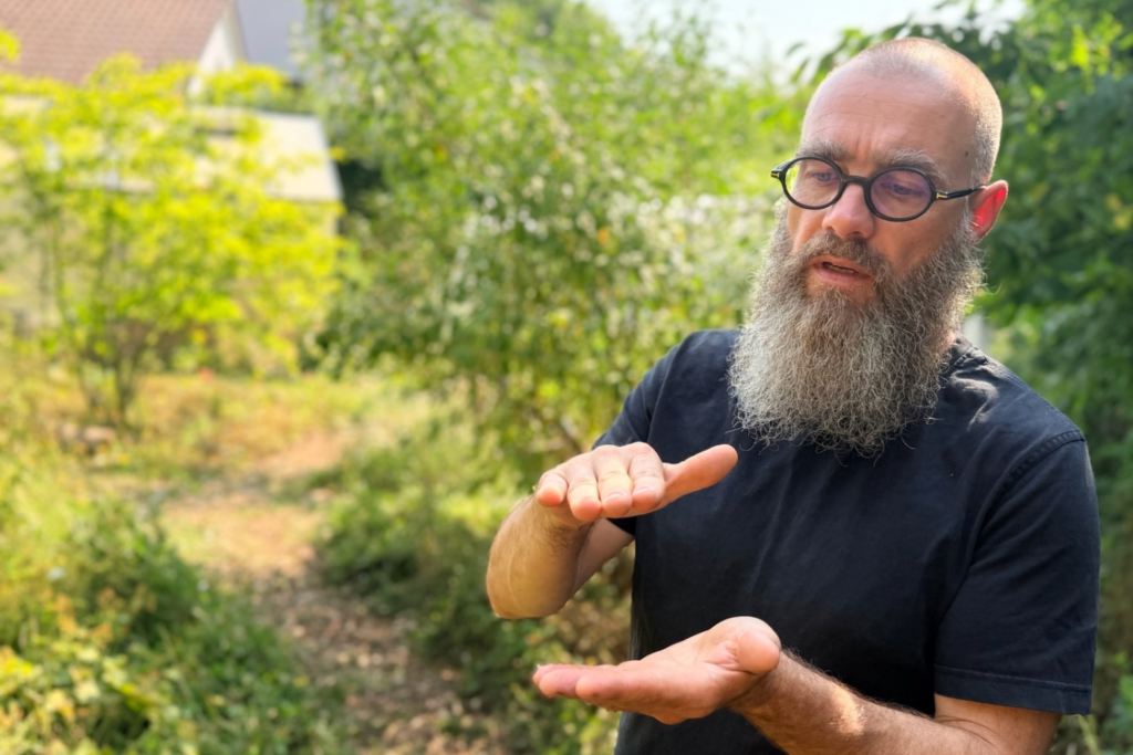 Baumpfleger Matthias Klinge im Porträt in seinem Waldgarten in Marburg