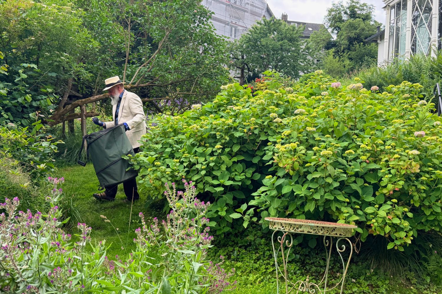 Heinz bei der Gartenarbeit zwischen den Sträuchern