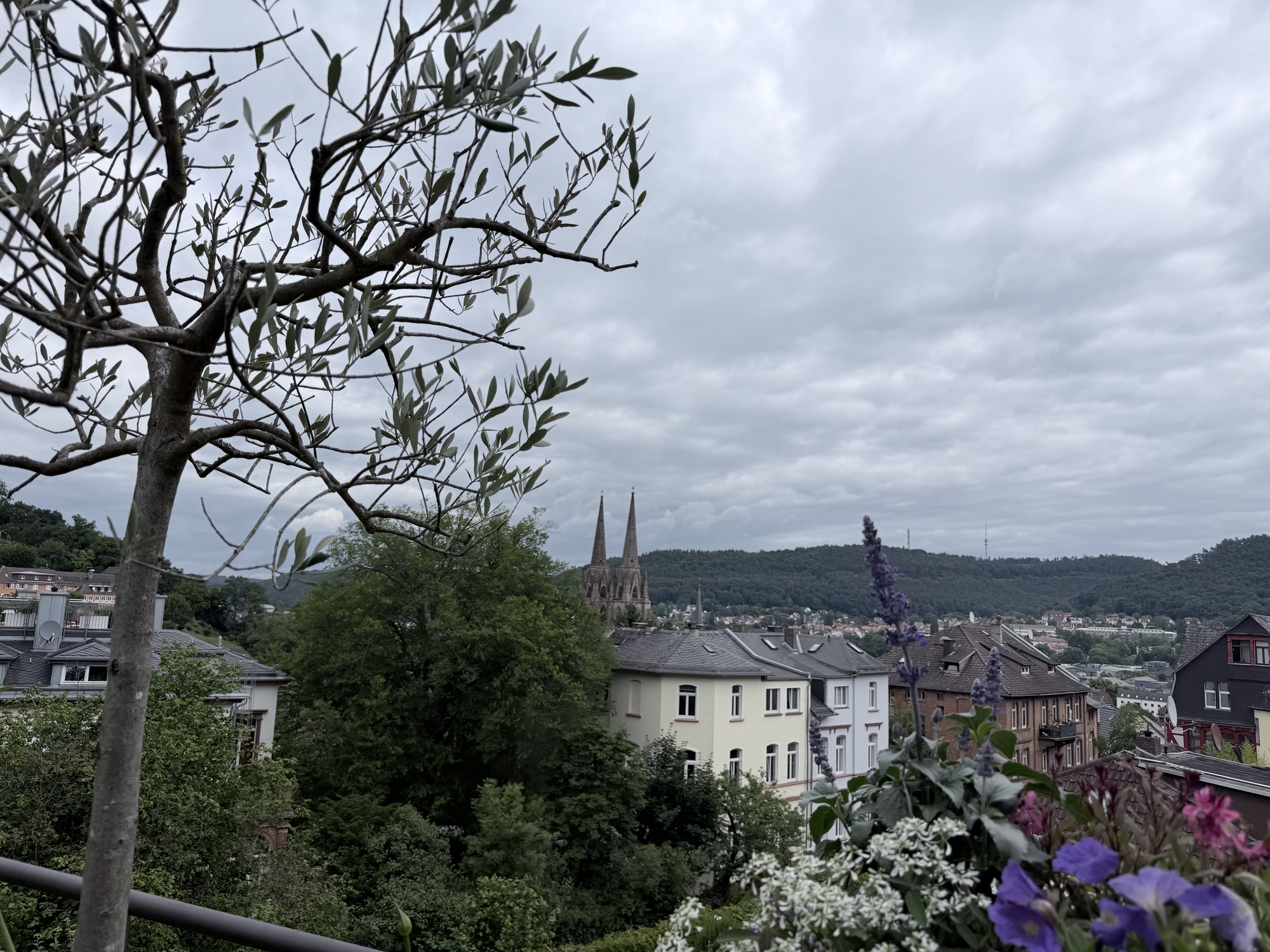 Blick von der Dachterrasse über Marburg zur Elisabethkirche und zum Kaiser-Wilhelm-Turm