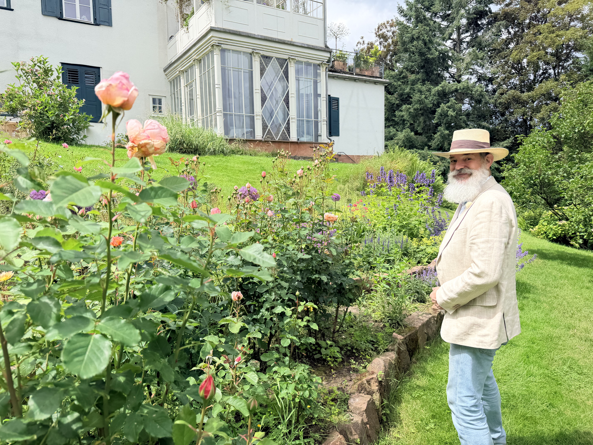 Kim mit Strohhut am Rosenbeet