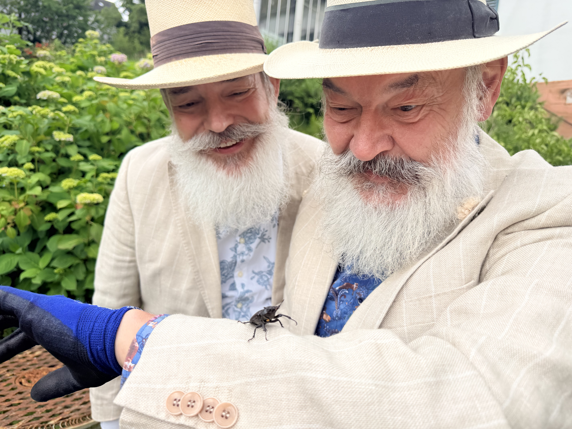 Kim und Heinz mit einem Hirschkäfer auf der Hand in ihrem Garten