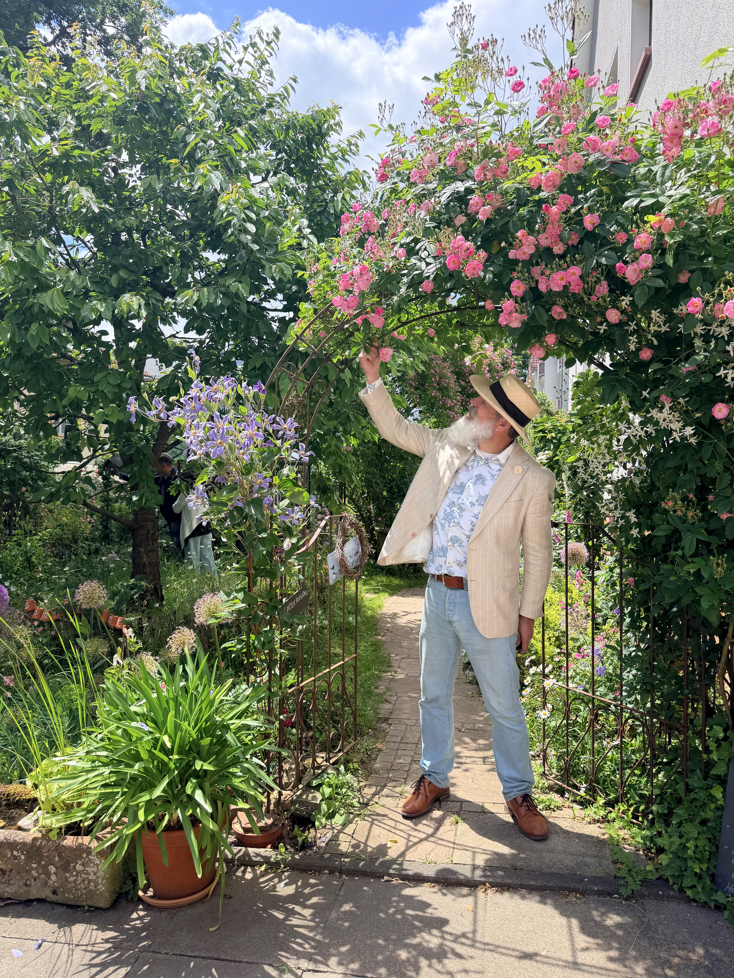 Kim unter einem großen Rosenbogen bei der Offenen Gartenpforte